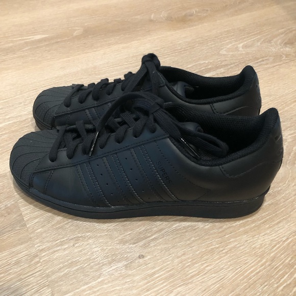Adidas Superstar - youth size 7/women’s 8.5 - Picture 2 of 3